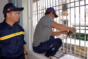 Người dân chung cư Thanh Đa (Bình Quới, TPHCM) được lực lượng chức năng vận động tháo 'chuồng cọp'.