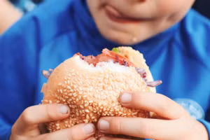 Thực đơn bữa trưa học đường ở Tây Ban Nha hạn chế đồ ngọt.