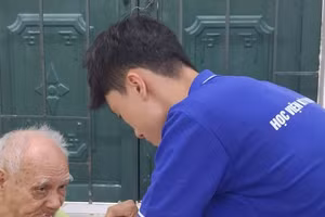 Sinh viên Học viện Kỹ thuật Mật mã tham gia chăm sóc thương binh nặng tại Trung tâm Điều dưỡng Thương binh Kim Bảng (Tam Chúc, Ninh Bình). Ảnh: Thái Thành.