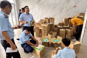 Lực lượng chức năng tỉnh Đồng Nai kiểm tra, phát hiện gần 34 nghìn cuốn sách không rõ nguồn gốc vào tháng 5/2024. Ảnh: Hoàng Phúc