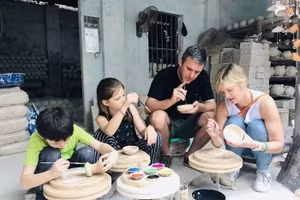 Du khách tham gia trải nghiệm làm gốm tại làng nghề Bát Tràng, Hà Nội. Nguồn: INT