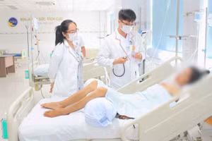 Bác sĩ thăm khám cho bệnh nhân. Ảnh: BV