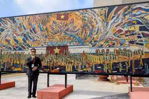 Bức tranh sơn mài 'Bác Hồ đọc Tuyên ngôn Độc lập' của họa sĩ Chu Nhật Quang hoàn thiện trên một tấm vóc hai mặt liền khổ (không ghép).