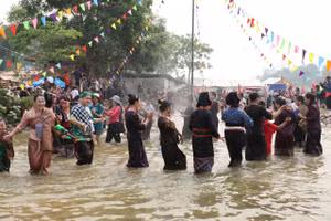 Phần hội diễn ra rộn ràng bên dòng suối mát lành.