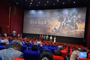 Phim 'Địa đạo: Mặt trời trong bóng tối' thu hút đông đảo khán giả ở nhiều lứa tuổi.
