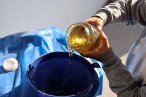 Trẻ em ở Síp sẽ thu gom dầu ăn đã qua sử dụng.