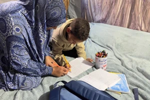 Trẻ em Gaza tự học trong điều kiện thiếu thốn.