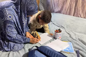 Trẻ em Gaza tự học trong điều kiện thiếu thốn.