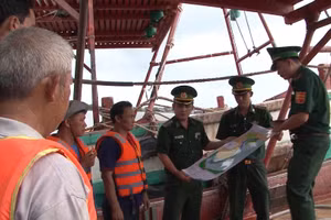 Lực lượng chức năng tuyên truyền ngư dân không khai thác vi phạm vùng biển nước ngoài. 