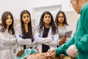 Sinh viên châu Á học chăm sóc sức khỏe tại Anh.