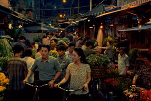 'Quán Kỳ Nam' sử dụng ánh sáng nhuốm màu hoài cổ và bối cảnh tái hiện Sài Gòn thời hậu thống nhất.