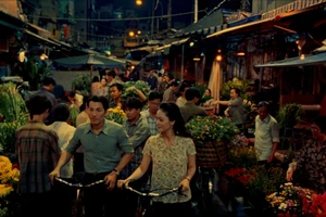 'Quán Kỳ Nam' sử dụng ánh sáng nhuốm màu hoài cổ và bối cảnh tái hiện Sài Gòn thời hậu thống nhất.