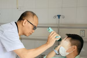 PGS.TS Nguyễn Hồng Hà khám lại cho người bệnh. Ảnh: BVCC