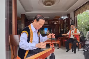 Ông Phan Bá Sang cũng thường xuyên chơi đàn bầu. Ảnh: Thiệu Vũ