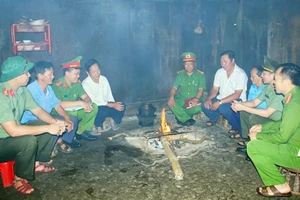 Công an tỉnh Nghệ An trao đổi với người có uy tín trên địa bàn thực hiện Đề án 'Xã biên giới sạch về ma túy'. 