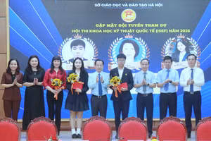 Lãnh đạo Sở GD&ĐT Hà Nội gặp mặt động viên 2 học sinh trước khi tham dự Hội thi Khoa học kỹ thuật quốc tế năm 2025. Ảnh: Vân Anh