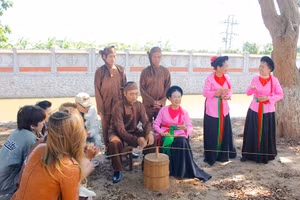 Một canh hát trống quân của Câu lạc bộ Trống quân Dạ Trạch. Ảnh: Đinh Chiến