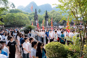 Học sinh Trường THPT chuyên Lê Hồng Phong học tập, trải nghiệm tại Khu di tích đền Vua Đinh - Vua Lê.