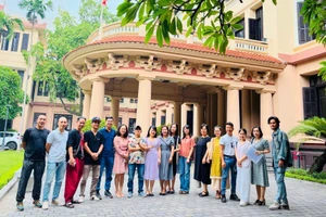 Các nghệ sĩ nhóm Heritage and Art tham gia dự án.