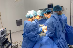 Các bác sĩ tiến hành phẫu thuật mở lấy sỏi ống mật chủ cho bệnh nhân. Ảnh: BVCC