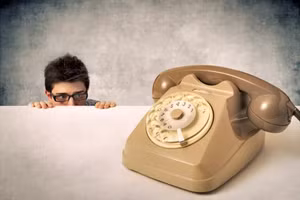 Nghe điện thoại đang trở thành nỗi ám ảnh của nhiều người, nhất là các bạn trẻ. Ảnh: L.C