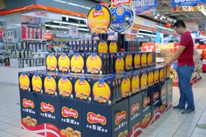 Sắp Tết, siêu thị nào cũng bày bánh quy thiếc xanh như chất thành núi ở vị trí dễ thấy nhất. Ảnh: Foodinc.com.cn