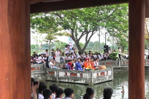 Học sinh thích thú trước những tiết mục rối nước mang đậm chất làng quê Việt. Ảnh: NVCC