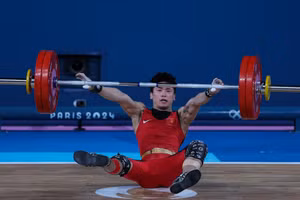 Đô cử Trịnh Văn Vinh không thành công trong 3 lần cử giật đầu tiên và sớm bị loại khỏi nội dung thi đấu hạng cân 61 kg nam cử tạ Olympic 2024. Ảnh: ITN.