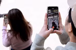 Vấn đề không chỉ nằm ở việc có nên cho trẻ sử dụng điện thoại hay không, mà là làm thế nào để các em sử dụng công nghệ một cách lành mạnh và có kiểm soát. Ảnh: INT