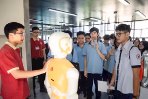 Học sinh Trường THPT Ten Lơ Man trải nghiệm tại Trường Đại học Quốc tế Sài Gòn. Ảnh: NTCC