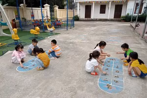 Trẻ em với trò chơi dân gian 'Ô ăn quan'. Ảnh: TL.