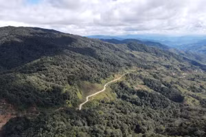 Núi Ngọc Linh mang một vẻ đẹp vừa hoang sơ, thơ mộng lại vừa lung linh, huyền ảo.