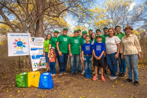 Học sinh thu gom rác làm bàn tái chế.