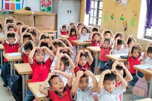 Cô trò Trường Tiểu học thị trấn Hạ Hòa (Hạ Hòa, Phú Thọ). Ảnh: NTCC