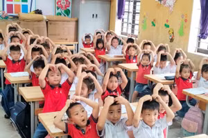 Cô trò Trường Tiểu học thị trấn Hạ Hòa (Hạ Hòa, Phú Thọ). Ảnh: NTCC