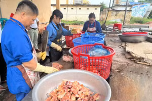 Nhân viên Trường PTDTNT THPT Mường Nhé chế biến thực phẩm cho bữa ăn của học sinh.