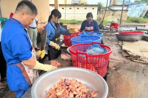 Nhân viên Trường PTDTNT THPT Mường Nhé chế biến thực phẩm cho bữa ăn của học sinh.