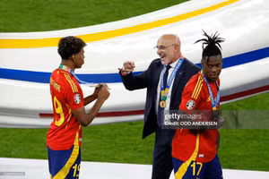 Thầy trò huấn luyện viên De la Fuente ăn mừng chiến thắng. Ảnh: INT