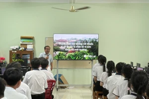Tuyên truyền về tác hại thuốc lá tại Trường THPT Nguyễn Huệ (Vĩnh Long). Ảnh: NTCC