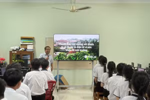 Tuyên truyền về tác hại thuốc lá tại Trường THPT Nguyễn Huệ (Vĩnh Long). Ảnh: NTCC