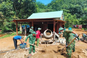 Bộ đội Biên phòng và Đoàn Thanh niên hỗ trợ xây nhà cho người dân.