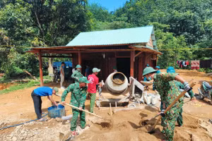 Bộ đội Biên phòng và Đoàn Thanh niên hỗ trợ xây nhà cho người dân.