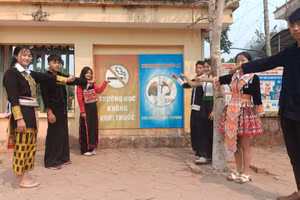 Học sinh vùng cao nói không với khói thuốc. Ảnh: ITN