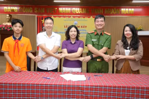 Học sinh Trường THCS Nguyễn Trãi (Hà Nội) nghe tuyên truyền và ký cam kết thực hiện ATGT.