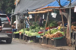 Tình trạng lấn chiếm lòng đường, vỉa hè để họp chợ tại đường Quang Tiến (phường Đại Mỗ) vẫn diễn ra.