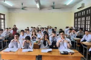 Cô trò lớp 12A4 Trung tâm GDTX tỉnh Bắc Ninh cùng hướng về một mùa thi thành công. Ảnh: NVCC.