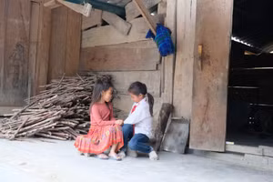Chị em Hờ Thị Pàng tự chăm sóc lẫn nhau.
