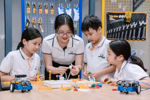 Cô, trò Phenikaa School. Ảnh: NTCC