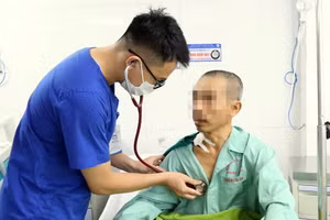 Sau 5 ngày điều trị, người bệnh tỉnh táo hoàn toàn, có thể ăn uống, giao tiếp và sinh hoạt bình thường. Ảnh: BVCC 