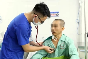 Sau 5 ngày điều trị, người bệnh tỉnh táo hoàn toàn, có thể ăn uống, giao tiếp và sinh hoạt bình thường. Ảnh: BVCC